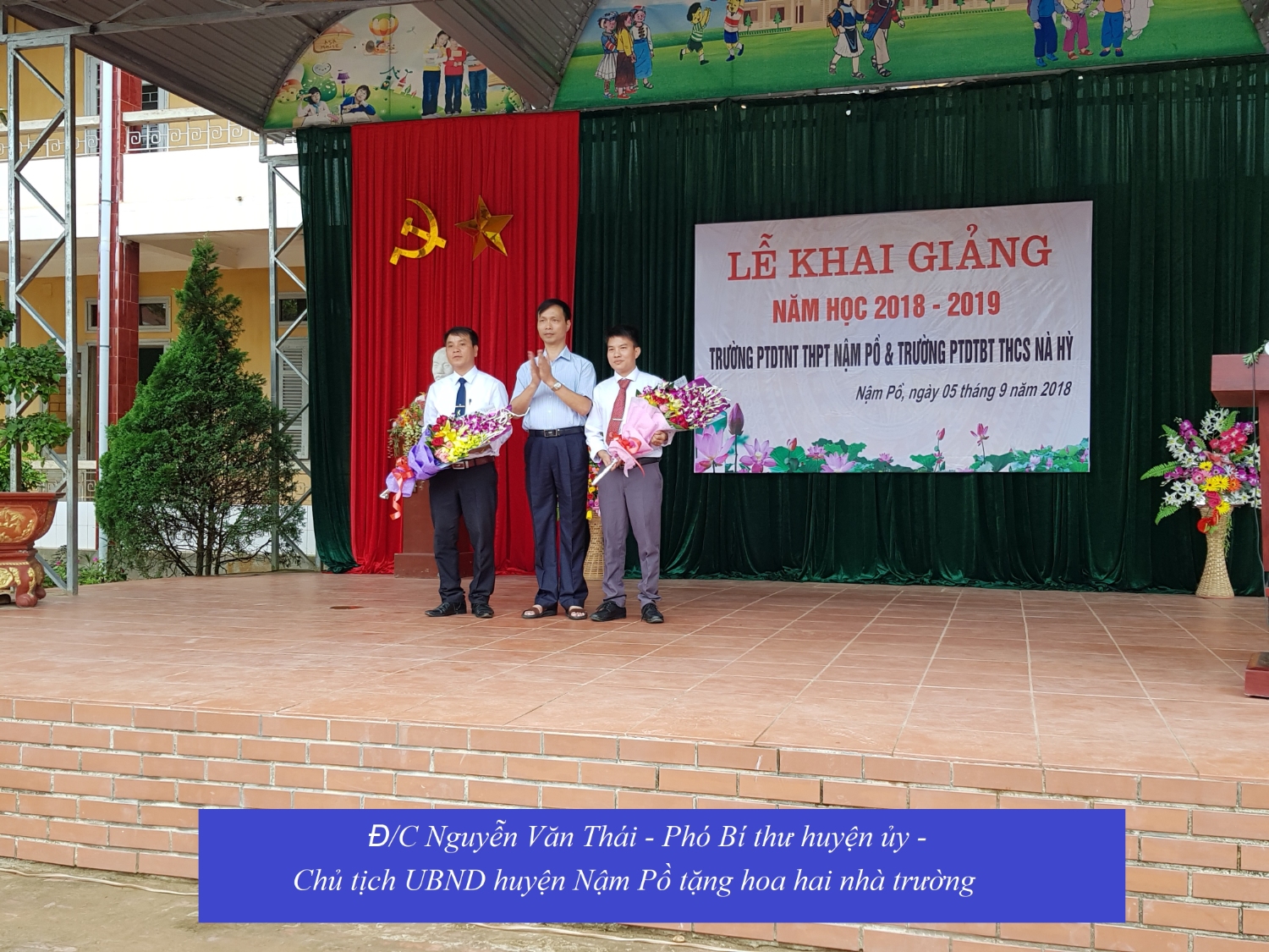 Thầy và trò trường PTDTNT THPT huyện Nậm Pồ trường PTDTBT THCS Nà Hỳ tổ chức lễ khai giảng năm